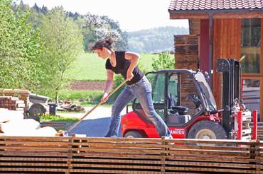 Die mobile Säge von Claus Gerstacker schneidet über 100 Kubik heimisches Holz