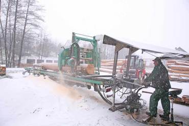 Mobile Säge im Schnee – nominiert für den Thalhoferpreis