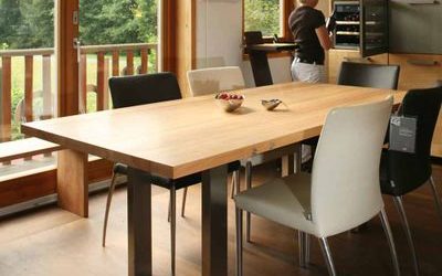 Gutes Sitzen am Massivholztisch der Möbelmacher