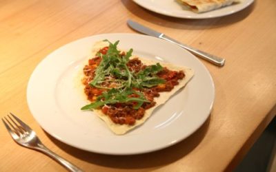 Pizza am Tepan Yaki in der Möbelmacher-Massivholzküche