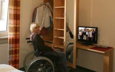 Rollstuhltaugliche Massivholzmöbel für Barrierefreies Hotelzimmer