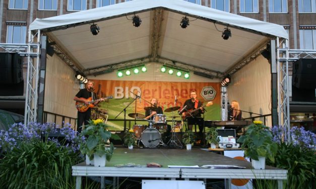 BIOerleben 2010: die Kochshows in der Möbelmacher Massivholzküche am Samstag