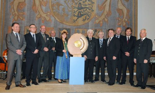5_jahre_Cluster_Gruppenbild_mit_Baumscheibe