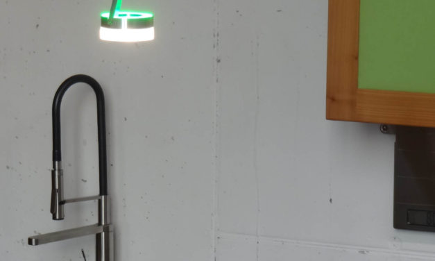 Unsere Massivholztische haben die LED-Leuchte Dolorinua von Sigllicht und Amelies Lächeln verdient