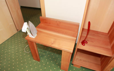 Die Pflege von Massivholzmöbeln im Video am Beispiel des Hotels Grüner Baum
