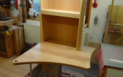 Höhenverstellbarer Mini-Arbeitsplatz in Arztpraxis
