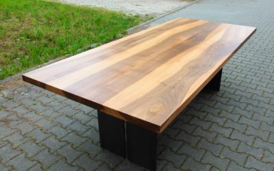 Freude über den neuen Nussbaumtisch mit Stahlgestell