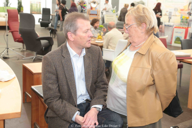 Präsident, OB und Koch Ulrich Maly bereitet ein Spargelgericht mit einem Saibling zu -   Foto: bayernpress/ Udo Dreier - 09.05.2015 - Nürnberg - Ulrich Maly (* 8. August 1960 in Nürnberg) ist ein deutscher Politiker (SPD), Oberbürgermeister von Nürnberg und Präsident des Deutschen Städtetags.  "Hobbykoch" Ulrich Maly bei einer Kochshow in Hersbruck -