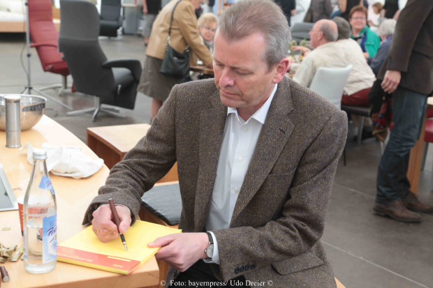 Präsident, OB und Koch Ulrich Maly bereitet ein Spargelgericht mit einem Saibling zu -   Foto: bayernpress/ Udo Dreier - 09.05.2015 - Nürnberg - Ulrich Maly (* 8. August 1960 in Nürnberg) ist ein deutscher Politiker (SPD), Oberbürgermeister von Nürnberg und Präsident des Deutschen Städtetags.  "Hobbykoch" Ulrich Maly bei einer Kochshow in Hersbruck -