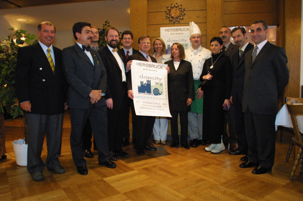 TDG - Die Stadt Hersbruck bekommt den Titel Slowcity verliehen - Ein hochrangiges Koordinationskomitee aus Italien verleiht der Stadt den Titel am 18.05.2001 in Hersbruck, der ersten Slow City Deutschlands, Lebenswerte Stadt, Slowcity Mittelfranken, Bayern, Deutschland, © Thomas Geiger/TANDEM, P e g n i t z s t r. 30, D-91217 H e r s b r u c k , Tel.: (+49)09151-824959 + 0171/5149047 - Veroeffentlichung nur mit Honorar nach MFM, Beleg und Namensnennung! B a n kverbindung: P o s t b a n k M u e n c h e n - Konto 218530800 - BLZ 70010080