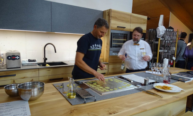 Massivholzküche aus fränkischem Rüster völkerverständigend mit bayerischen Granit vermählt – Pressemeldung von Gramablend