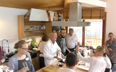 Tag der Küche aus Massivholz mit Bresse-Hahn und anderen stolzen Gockeln vom Geflügelhof Schubert