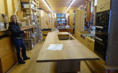 Die neue Eichen-Massivholzküche für die Heim+Handwerk wird schon vor dem Einladen bewundert und wer uns in München alles unterstützt