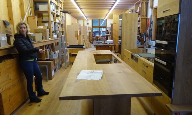 Die neue Eichen-Massivholzküche für die Heim+Handwerk wird schon vor dem Einladen bewundert und wer uns in München alles unterstützt