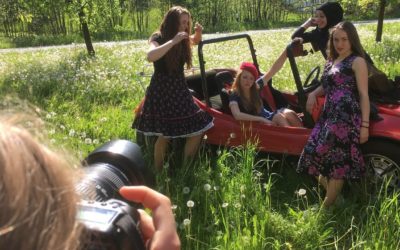 Fotoaktion mit Schülerinnen und Oldtimer als Vorbereitung für die „Filmgala Dolores“ am 24. Juni