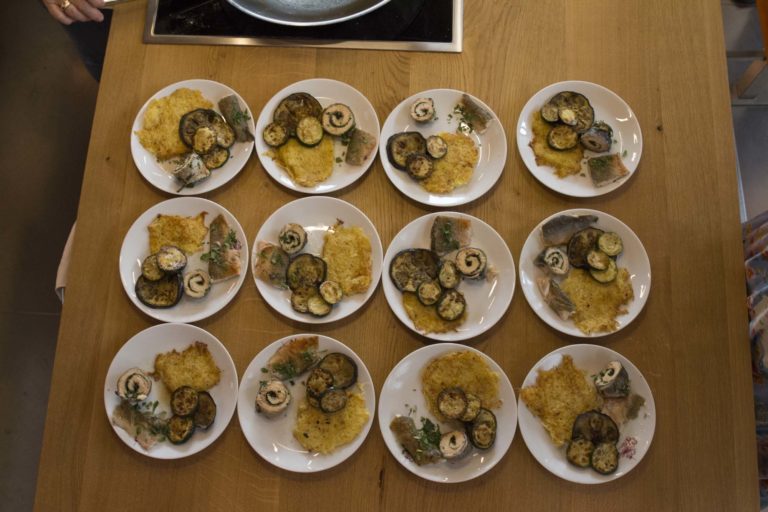 Stolze Gockel am Tag der Küche aus Massivholz 2017 - Das