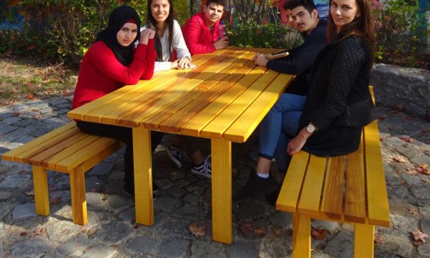 Gartentisch und Bänke als Kooperationsprojekt in der Fürther Kiderlein-Schule