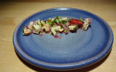 Fränkischer Saibling als peruanisches Seviche (Ceviche), Kräuterröllchen und gebraten