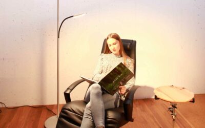 Emmas perfekte Pause mit Buch auf dem Relaxsessel, neuer Stehleuchte und Dank an die Models