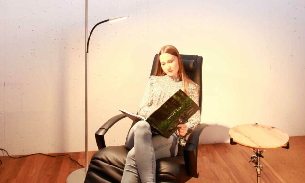 Emmas perfekte Pause mit Buch auf dem Relaxsessel, neuer Stehleuchte und Dank an die Models