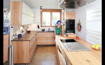 Newsletter 182: Küche mit Maske und Rechenschieber, höhenverstellbare Ausstellungsküche, Rollbett und stummer Diener, Holzbadewanne, Queen of Crepes und Tepan Yaki Verleih, Relaxsessel und Leuchte