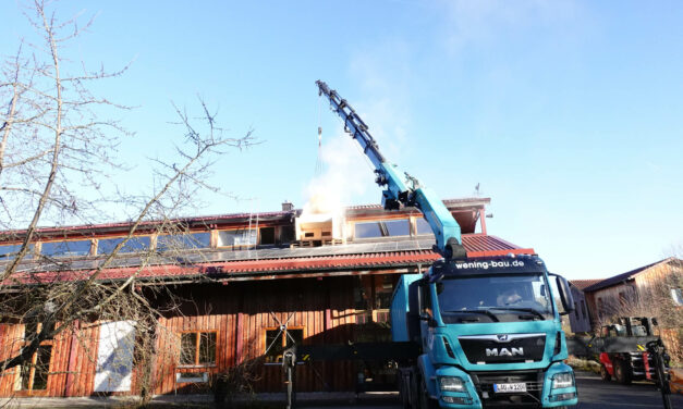 Wening-Bau rettet Wärme über Weihnachten mit dem LKW-Kran