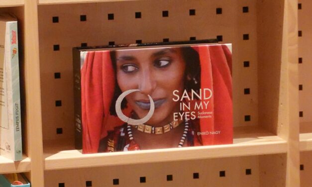 „Sand in my Eyes“ im Hirtenmuseum: Enikö Nagys grandiose Fotoausstellung über die Menschen im Sudan dürfen Sie nicht verpassen
