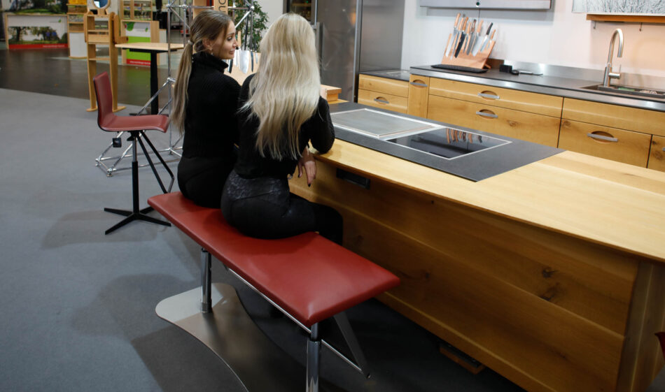 Am Freitag vor der Messe saßen die Bässler Zwillinger Stefanie und Julia aus Alfeld bei uns auf der höhenverstellbaren Bank, Jura-Studentinnen und Unternehmerinnen aus Alfeld mit 450 000 Followerinnen und Julia (rechts) hat den Ultramarathon durch die Wüste bei 40 grad geschafft