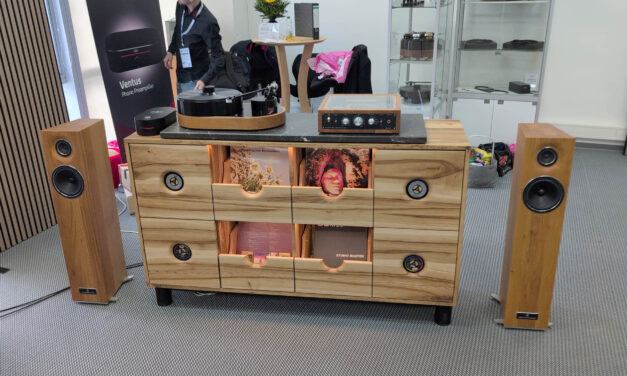 Pressemeldung: Unser Schallplattenschrank, Plattenspieler, Verstärker und Boxen auf der letzten High End Hifi-Messe in München 2025