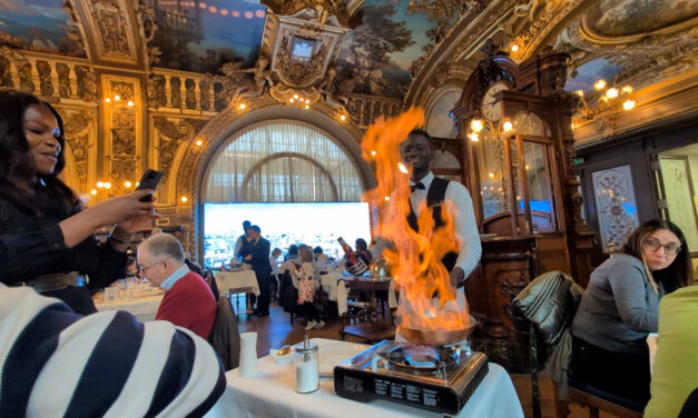 Newsletter 225: 10 Küchentrends und Massivholzküchen im harten Einsatz; 4-Meter-350Kilo-Konferenztisch, Erklärvideo Snarecouchtisch-Notenständer; Weihnachtsgeschenke; Paris mit Crêpes Suzette