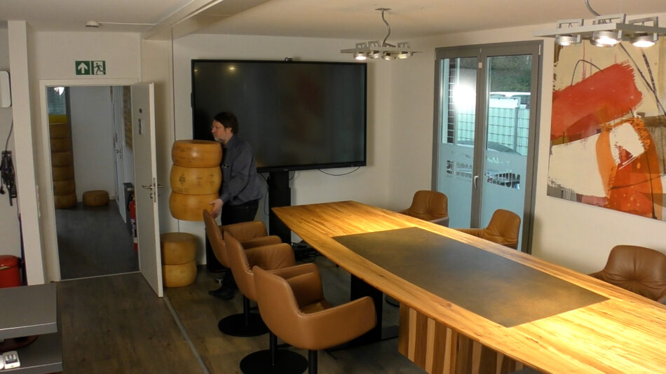 Massivholztisch für die Konferenz, höhenverstellbar und mit integriertem Kochfeld