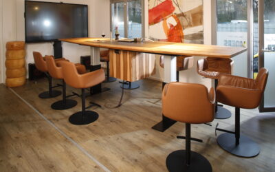 Höhenverstellbarer Konferenztisch aus Massivholz mit unsichtbar integriertem Kochfeld bei Müller-Moers: New Work trifft Genusskultur