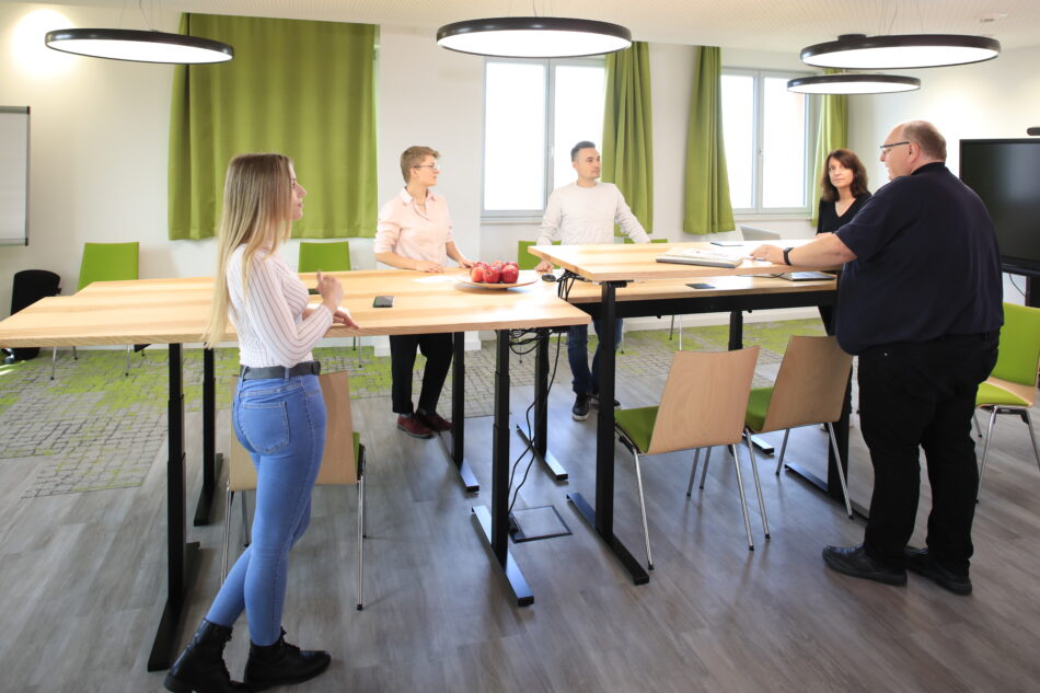 Höhenverstellbares Konferenztischensemble, das zusammengestellt und einzeln benutzt werden kann