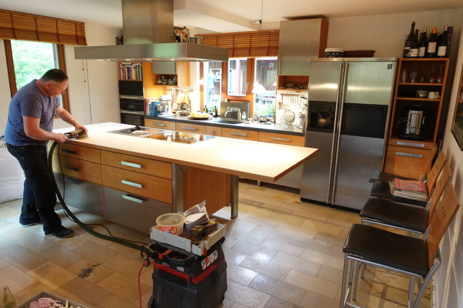 Unsere Küchenarbeits- und Tischplatten aus Massivholz machen auch nach Jahrzehnten noch Freude, überzeugen Sie sich im regionalen Musterhaus neben unserer Werkstatt