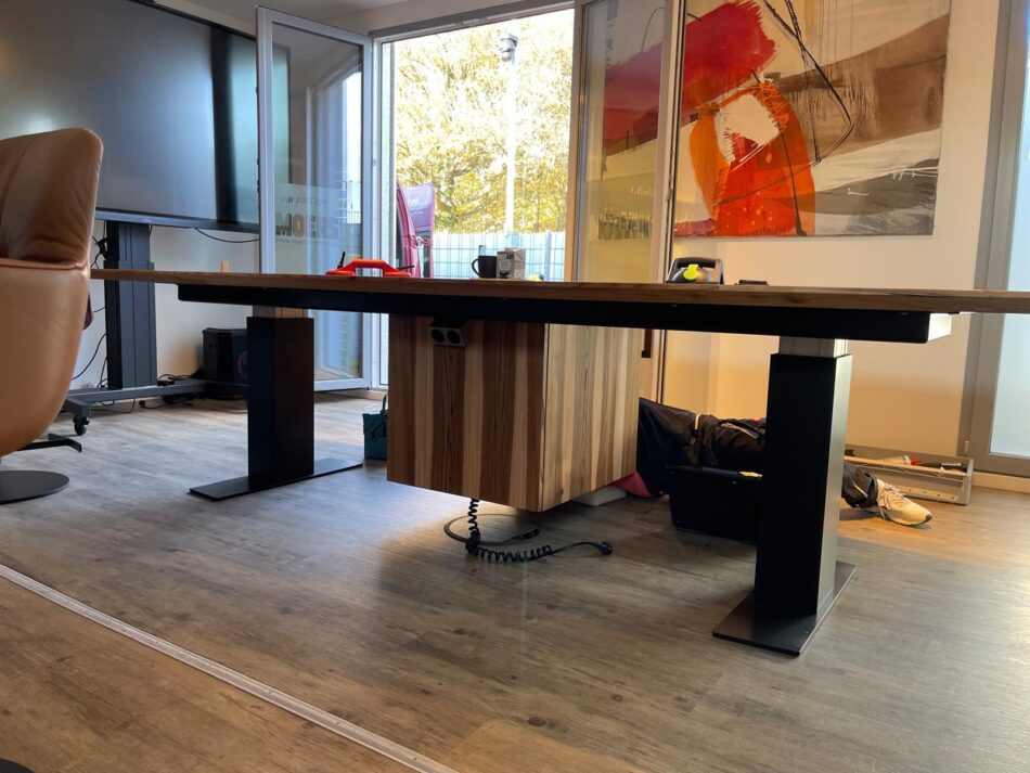 Die Hubsäulen von LINAK haben wir für unseren höhenverstellbaren Konferenztisch mit schwarz gepulvertem Blech ummantelt