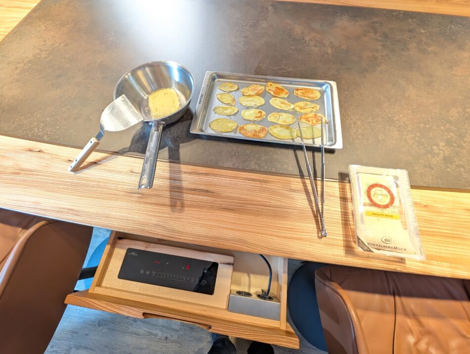 Man kann direkt auf der Keramikplatte kochen, weil die Energie des Induktionskochfeldes durch die Keramik erst im Topfboden in Wärme umgewandelt wird