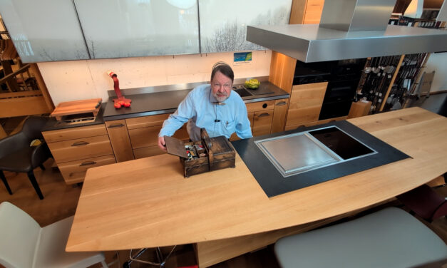 Sondernewsletter ÜBRIGES: über Wurzelmasermöbel, Jorisofas Glove; Kirschbaum-TV-Wand wird aus dem Nähkästchen geplaudert