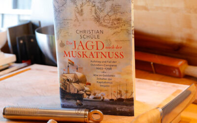 „Die Jagd nach der Muskatnuss“ von Christian Schüle ist eine faszinierende Reise durch Zeit und Welt aber auch ein spannendes Lehrbuch über Kolonialismus, Rassismus und Kapitalismus