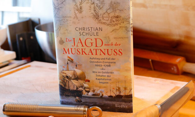 „Die Jagd nach der Muskatnuss“ von Christian Schüle ist eine faszinierende Reise durch Zeit und Welt aber auch ein spannendes Lehrbuch über Kolonialismus, Rassismus und Kapitalismus